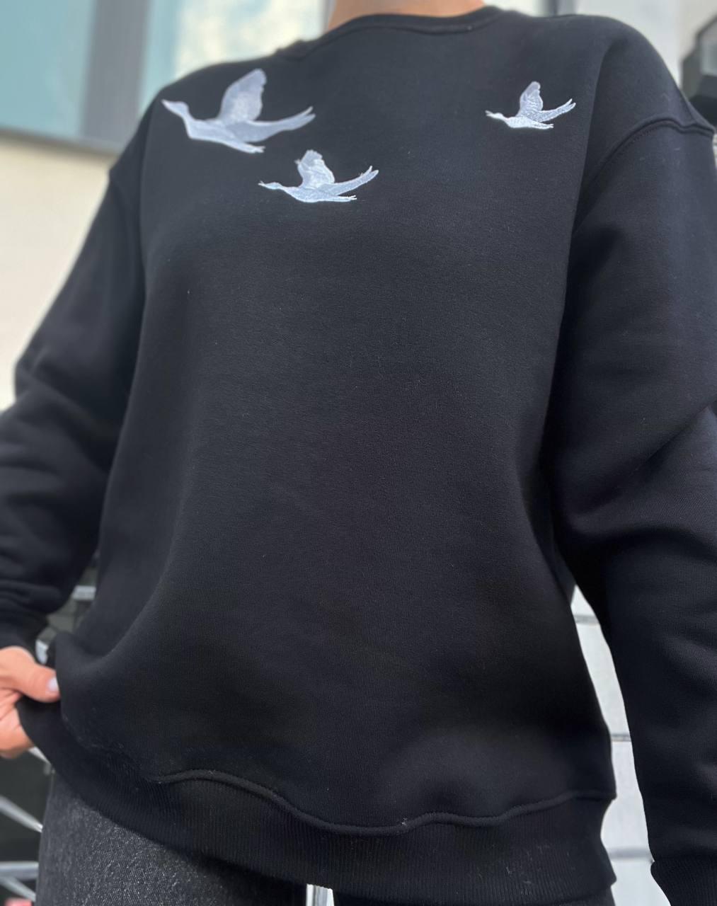 Свитшот женский PEPPER MINT 24-18 вышивка птицы оверсайз утепленный S Черный (973) - фото 8