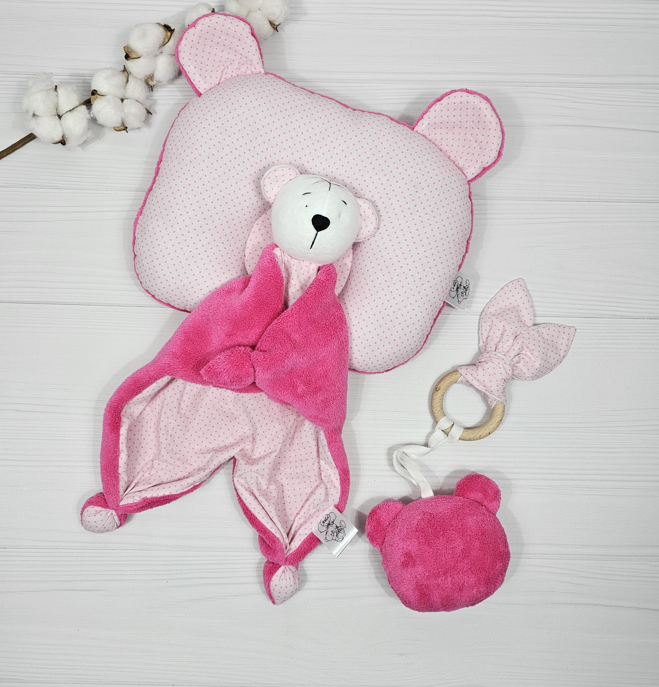 Подарочный набор a.l.babybox подушка/комфортер/грызунок/держатель для пустышек Розовый (22629583)