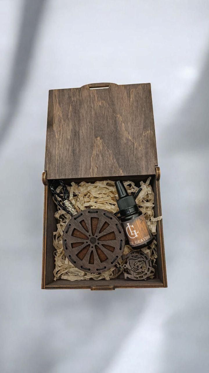 Ароматизатор для авто многоразовый в виде колеса из дерева/войлока и аромапарфюм 10 мл в подарочной коробке (109) - фото 7