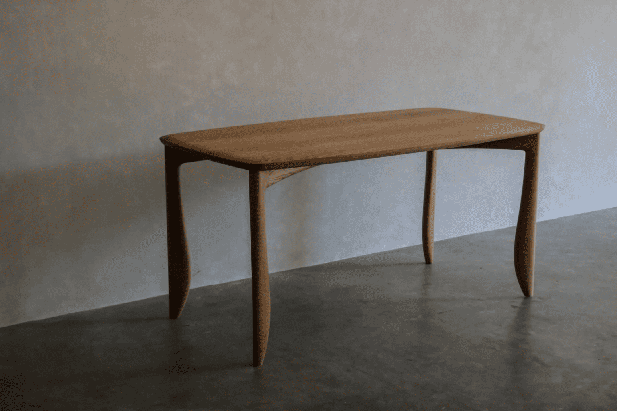 Обеденный стол Eline из массива дуба в современном стиле