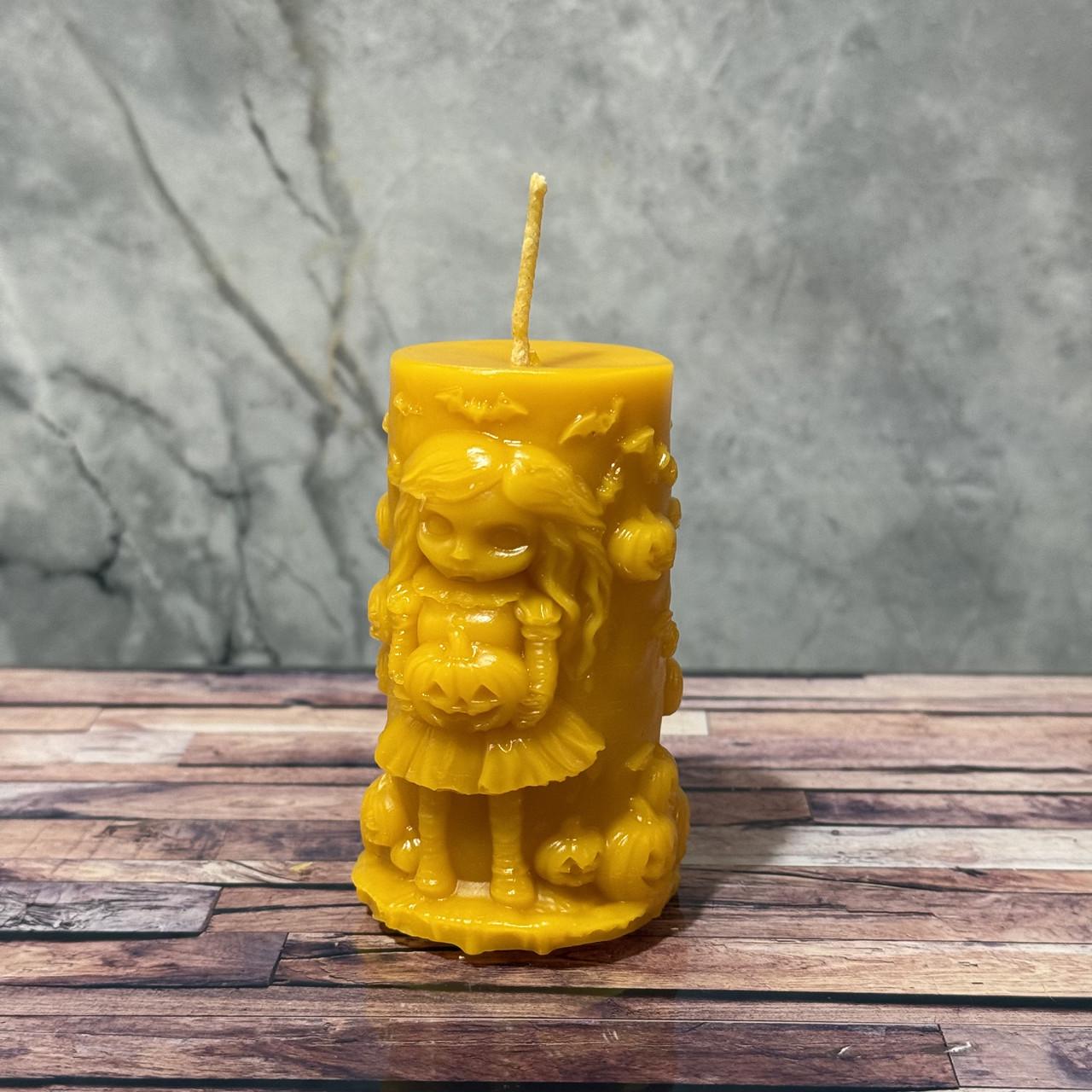 Свічка декоративна Дівчинка з гарбузами з бджолиного воску ручна робота 90х55 мм