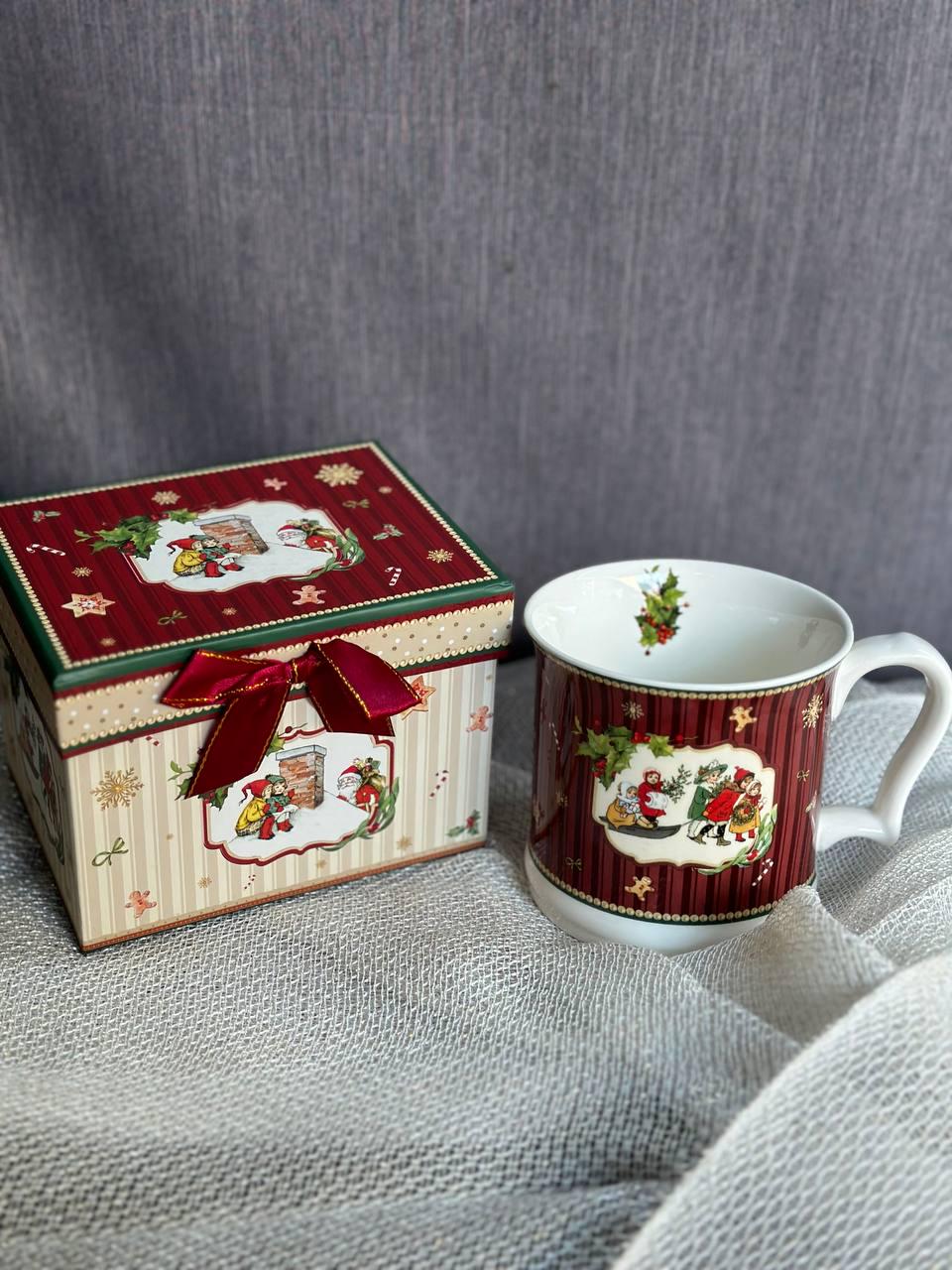 Чашка новорічна в подарунковій коробці Stenson Чарівне Різдво порцеляна 420 мл Червоний R33351