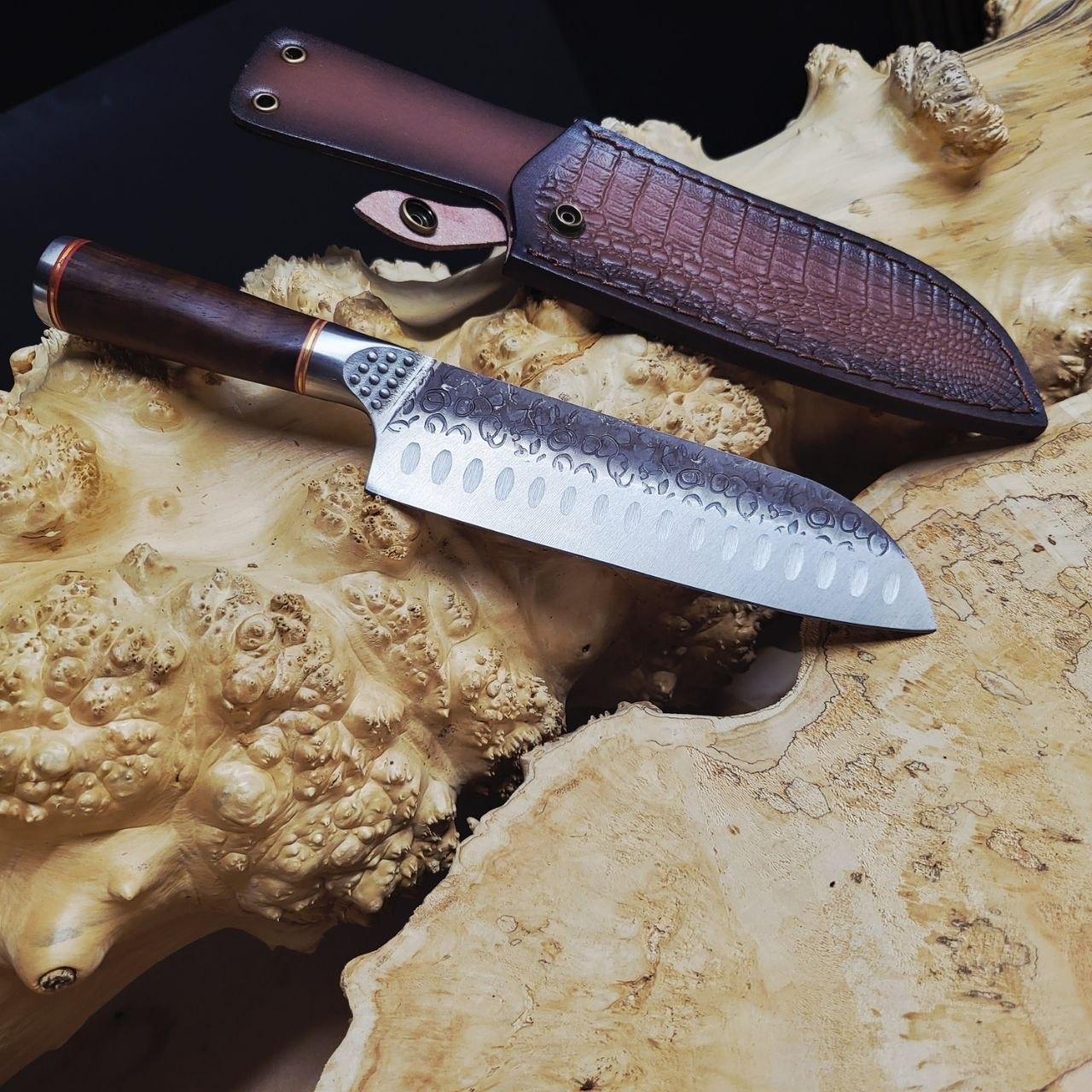 Нож кованый Santoku с рукояткой из африканского эбенового дерева и кожаным чехлом 18 см из стали 5Cr15MoV