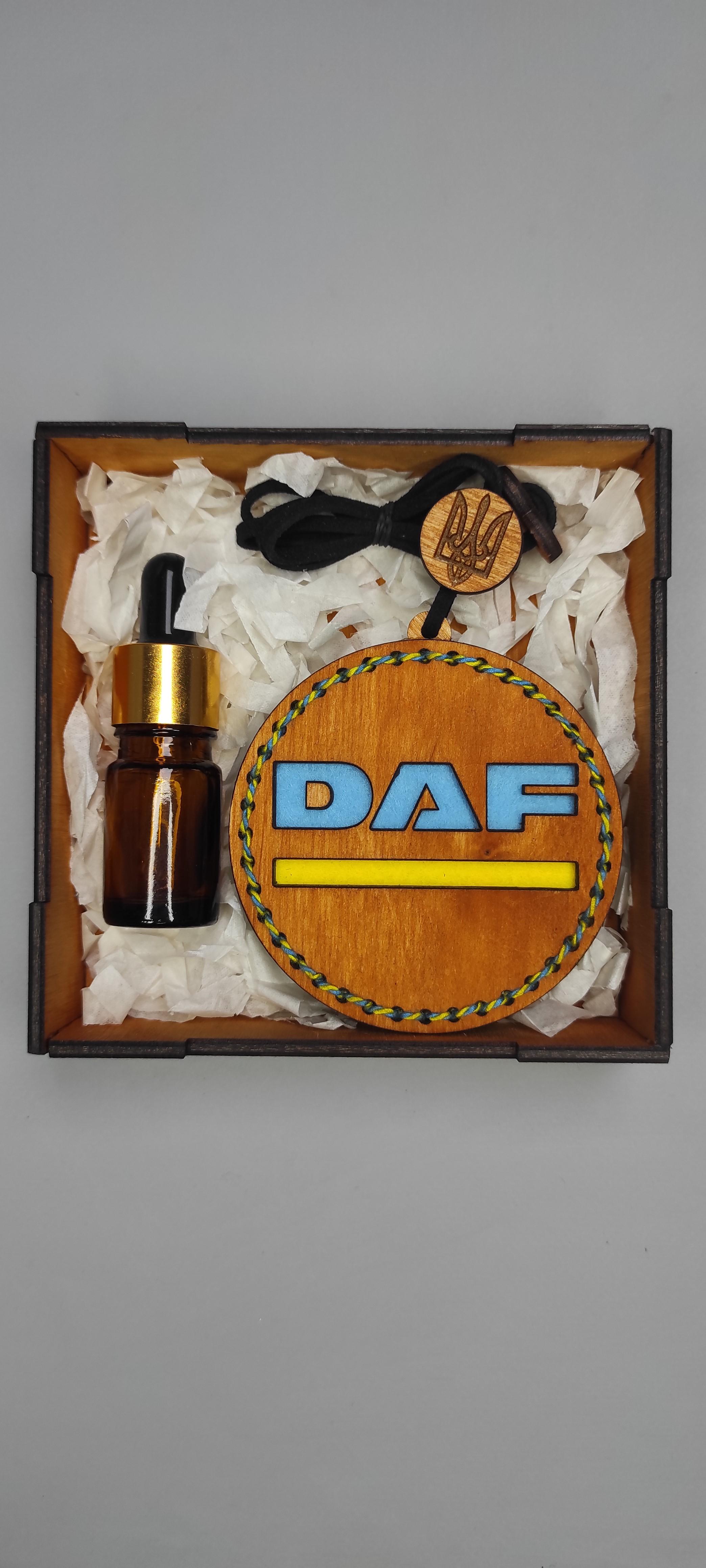 Ароматизатор из дерева в машину с логотипом DAF Мандарин и подарочный бокс - фото 3 Ароматизатор из дерева в машину с логотипом DAF Мандарин и подарочный бокс - фото 3