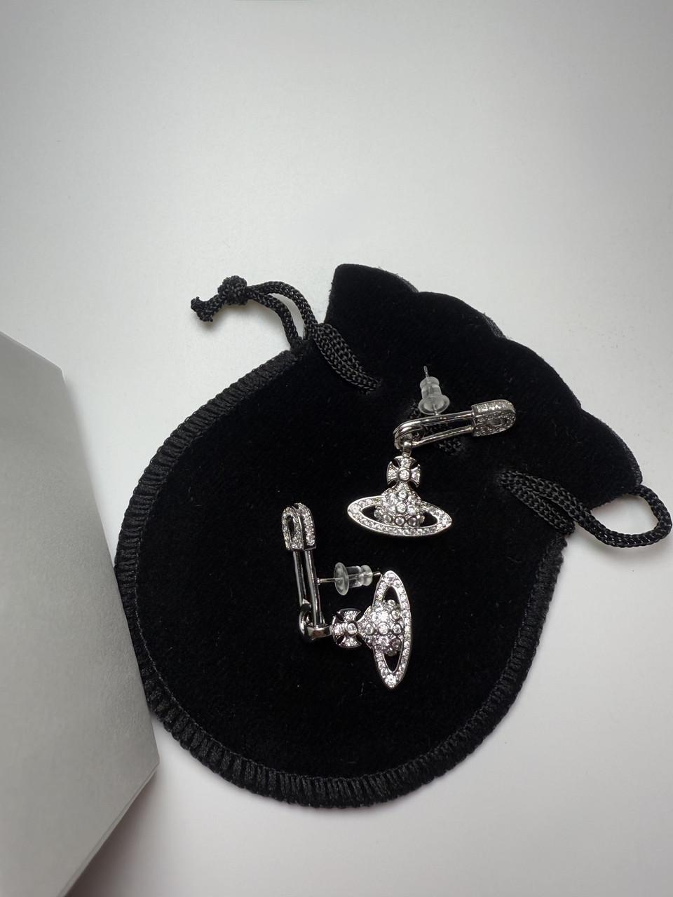 Серьги женские Vivienne Westwood с подвеской в форме планеты Заколка - фото 5 Серьги женские Vivienne Westwood с подвеской в форме планеты Заколка - фото 5