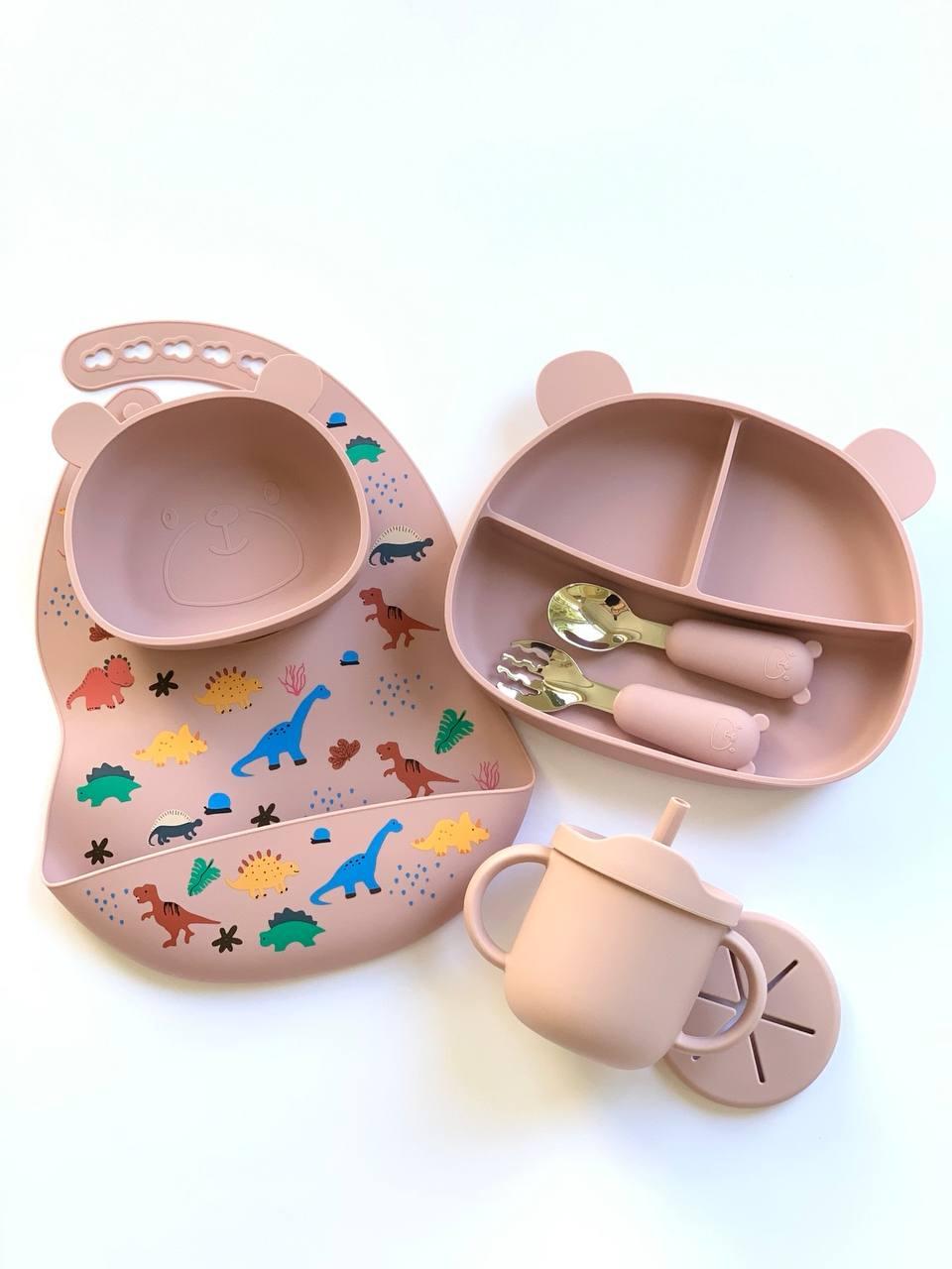 Набор силиконовой посуды для первого прикорма слюнявчик/тарелка на присоске/поильник Мишка/Динозавры Розовый (2526)