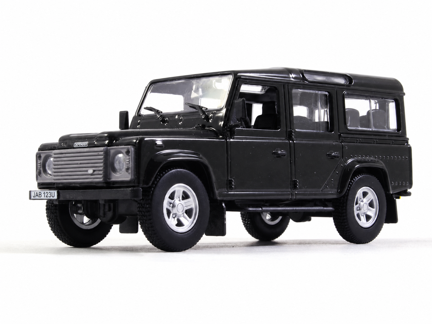 Коллекционная модель Land Rover Defender Casino Royale JAMES BOND CAR COLLECTION 1:43