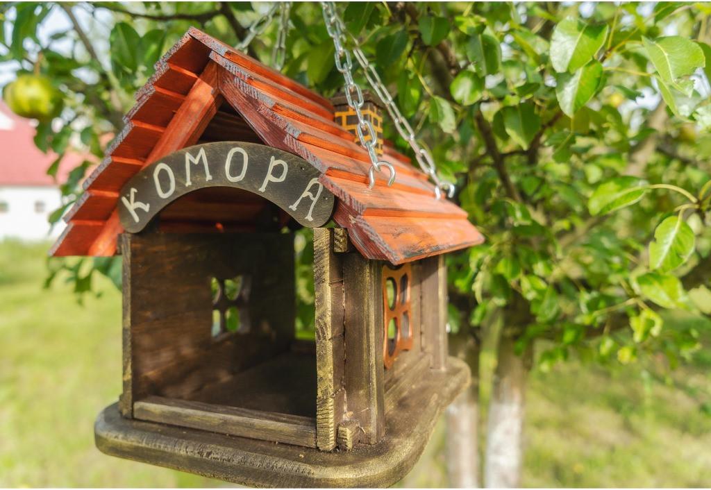 Кормушка для птиц подвесная Комора из древесины 29×27×34 см - фото 7 Кормушка для птиц подвесная Комора из древесины 29×27×34 см - фото 7