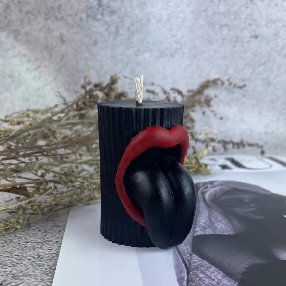 Черная восковая свеча с красными губами