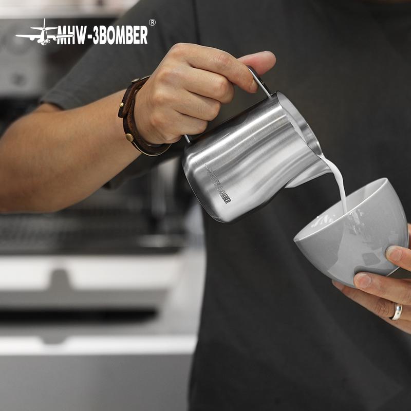 Пичер с ручкой для молока MHW-3BOMBER Turbo 450 мл Glossy (P6001S) - фото 2 Пичер с ручкой для молока MHW-3BOMBER Turbo 450 мл Glossy (P6001S) - фото 2