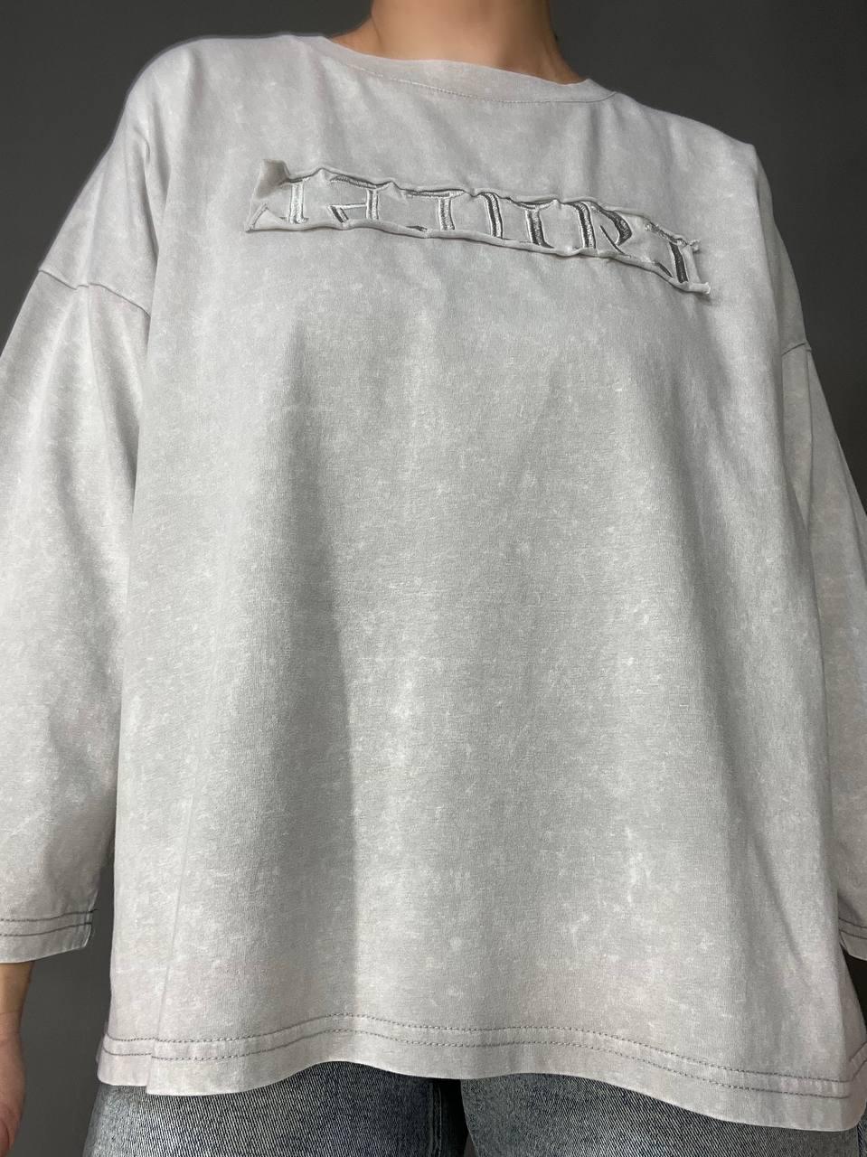 Футболка жіноча A-N 26029 широка варена тай дай довгий рукав 3\4 з вишивкою попереду OS Світло-сірий (4017) - фото 7 Футболка жіноча A-N 26029 широка варена тай дай довгий рукав 3\4 з вишивкою попереду OS Світло-сірий (4017) - фото 7