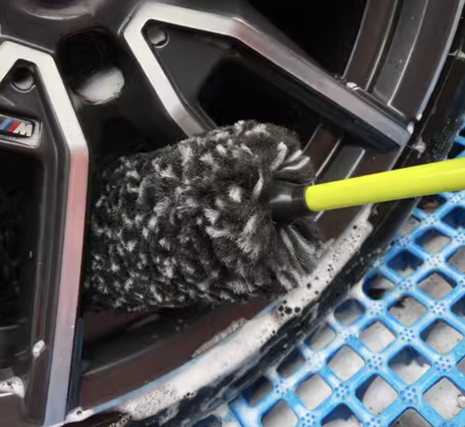 Щетка для чистки колес мытья колесных дисков CarLuxe большая деликатная - фото 2 Щетка для чистки колес мытья колесных дисков CarLuxe большая деликатная - фото 2