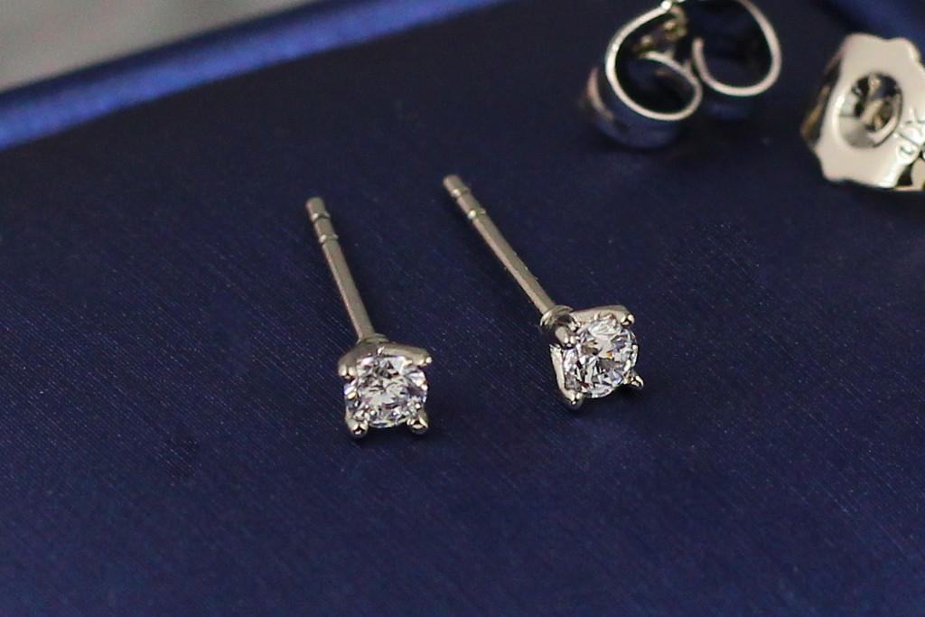 Серьги гвоздики Xuping Jewelry с камнем на четыре крепежа 4 мм Серебристый (1921958694)