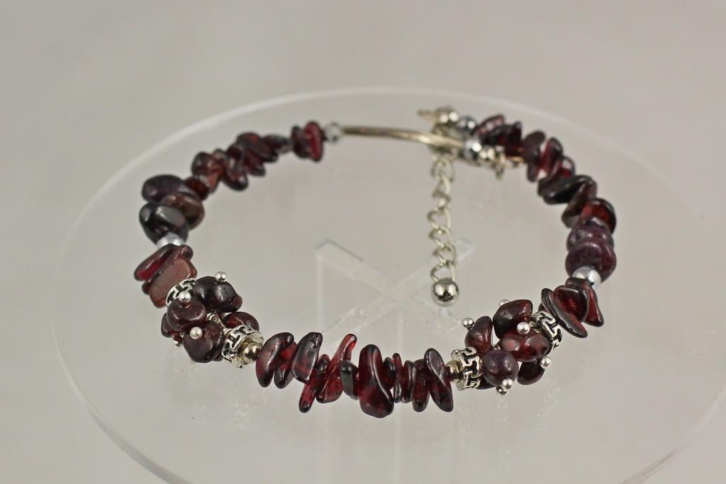 Браслет жесткий из граната с пинами 20 см Серебристый (32544863)