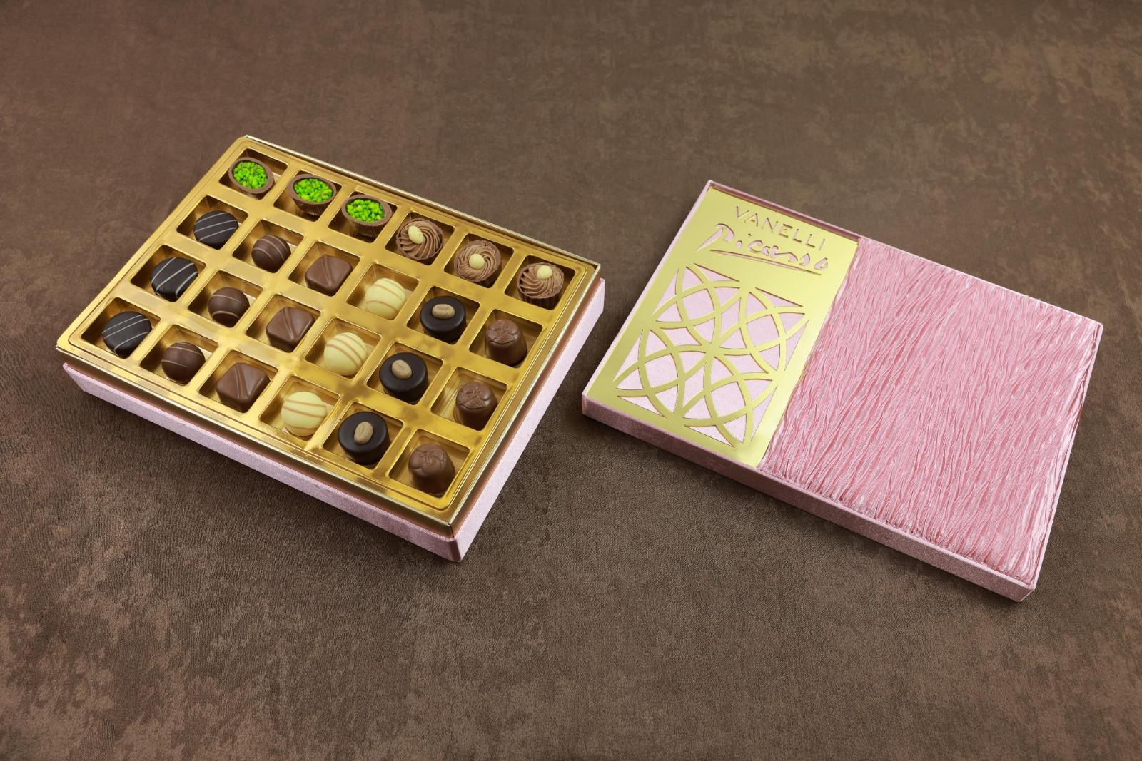 Цукерки подарункові Vanelli PICASSO Pralines Assorted Velvet&Mirror Дзеркало 315 г (2504993518) - фото 2 Цукерки подарункові Vanelli PICASSO Pralines Assorted Velvet&Mirror Дзеркало 315 г (2504993518) - фото 2