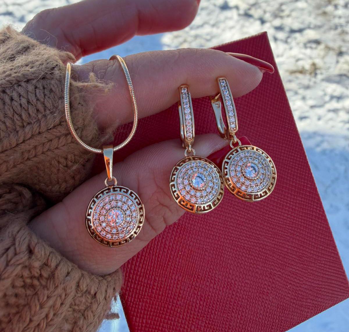 Набор украшений Xuping Греческий орнамент подвеска с цепочкой/серьги 18к 585п Золотой (77-568) Набор украшений Xuping Греческий орнамент подвеска с цепочкой/серьги 18к 585п Золотой (77-568)