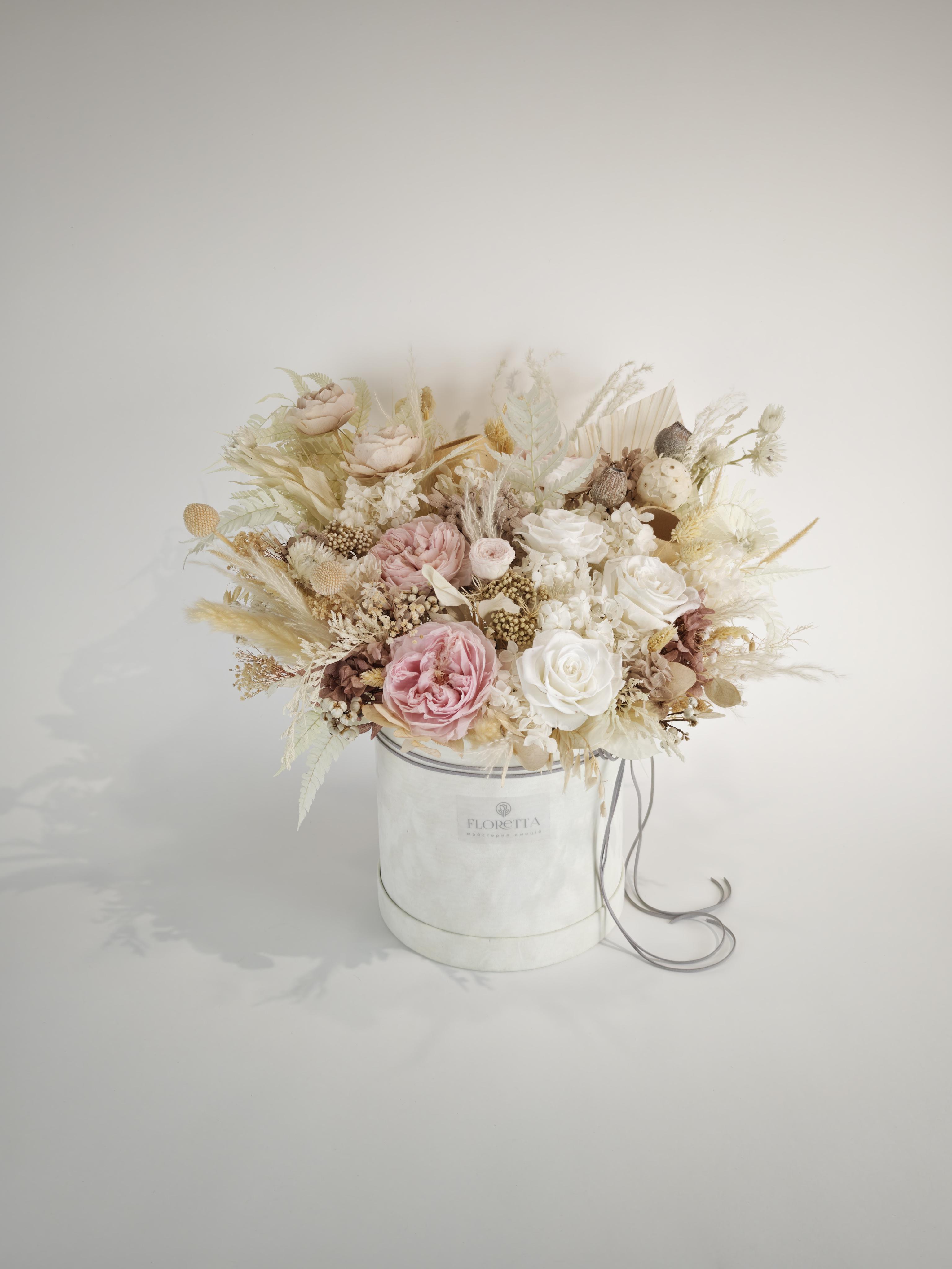 Букет в коробке Афродита L 45х50 см Белый