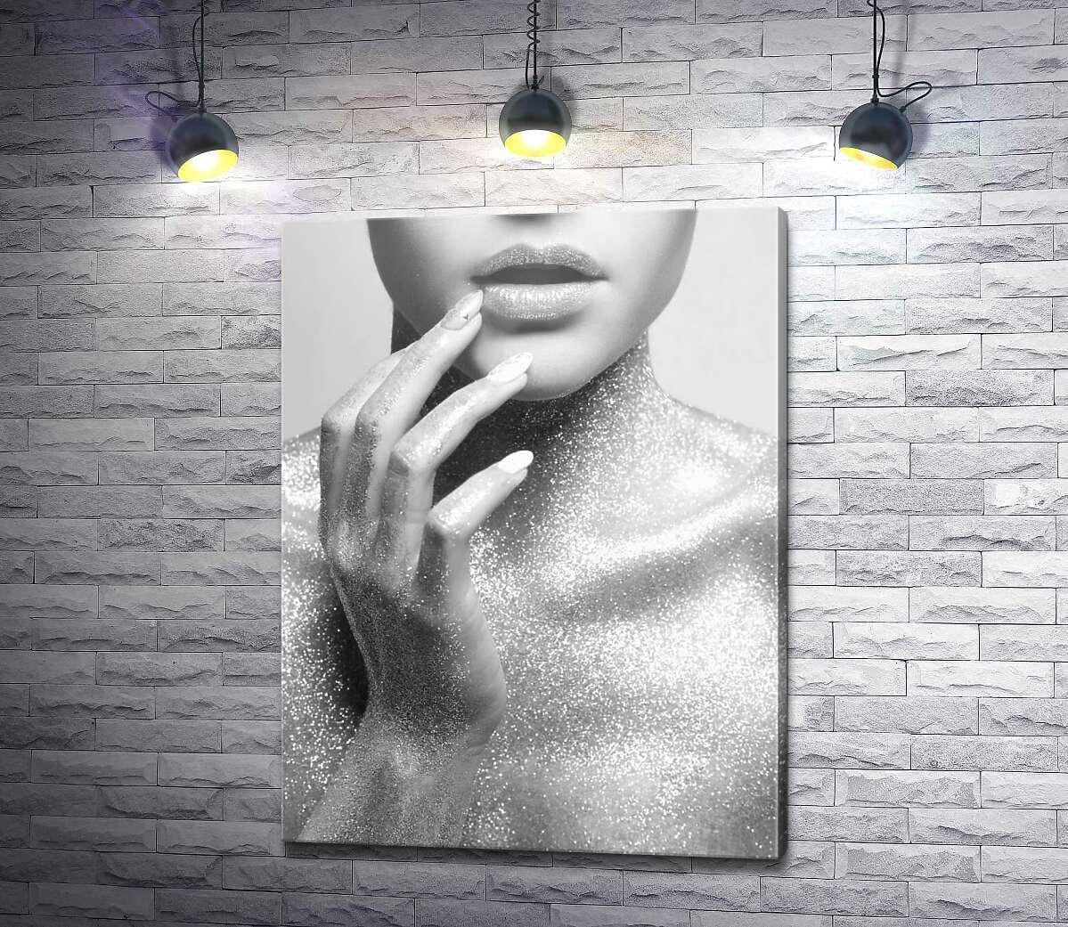 Картина ArtPoster Серебристые блестки на груди и руке девушки 98x130 см Модуль №1 (004458)