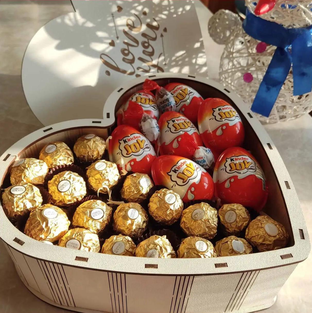Подарочный бокс в форме сердца из Ferrero и Kinder JOY для девушки на праздник/день рождения/8 марта/день влюбленных (ar23)