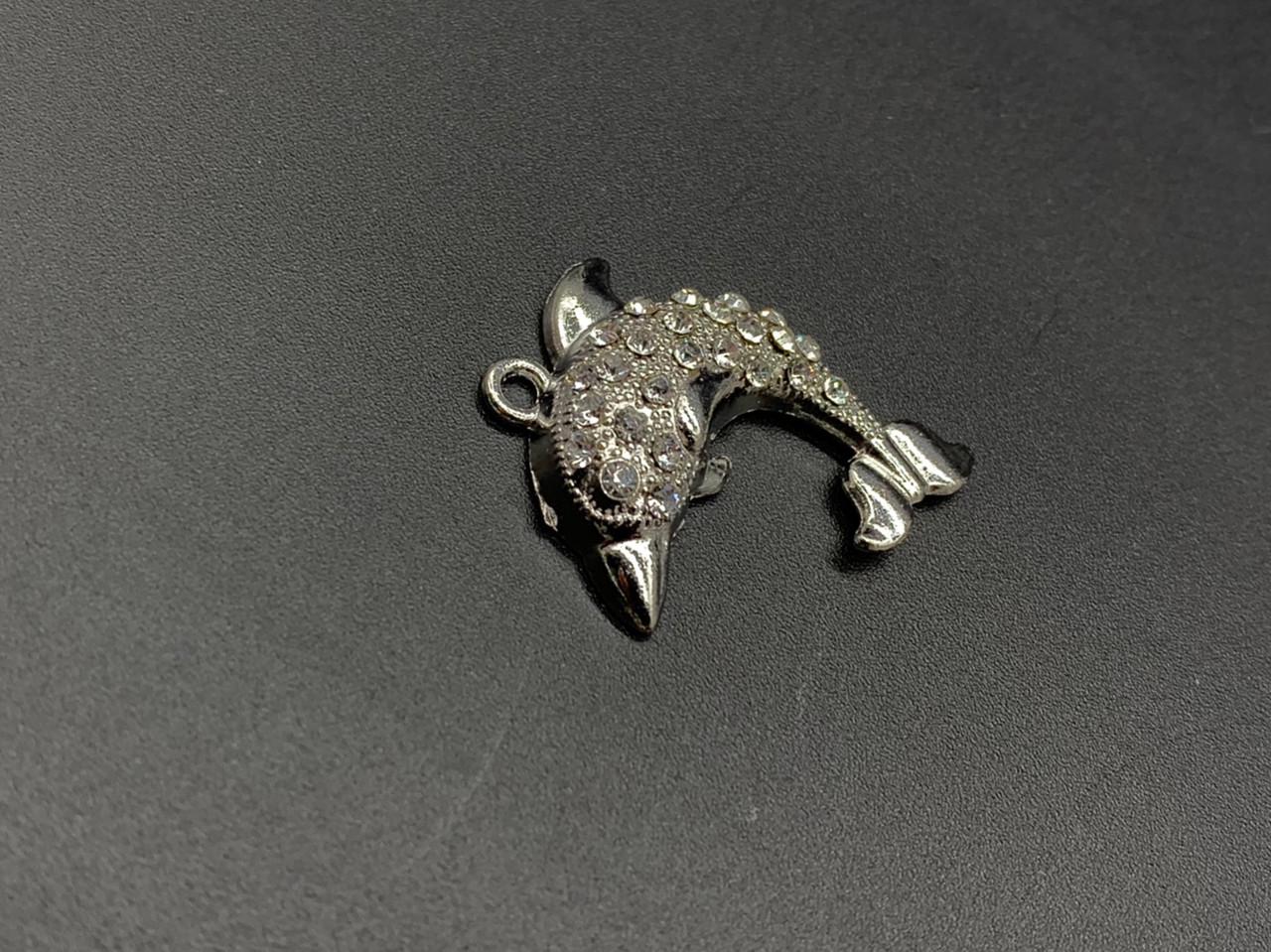 Подвеска металлическая декоративная Дельфин с камушками 3,2х2,6 см Серебристый (842088702)