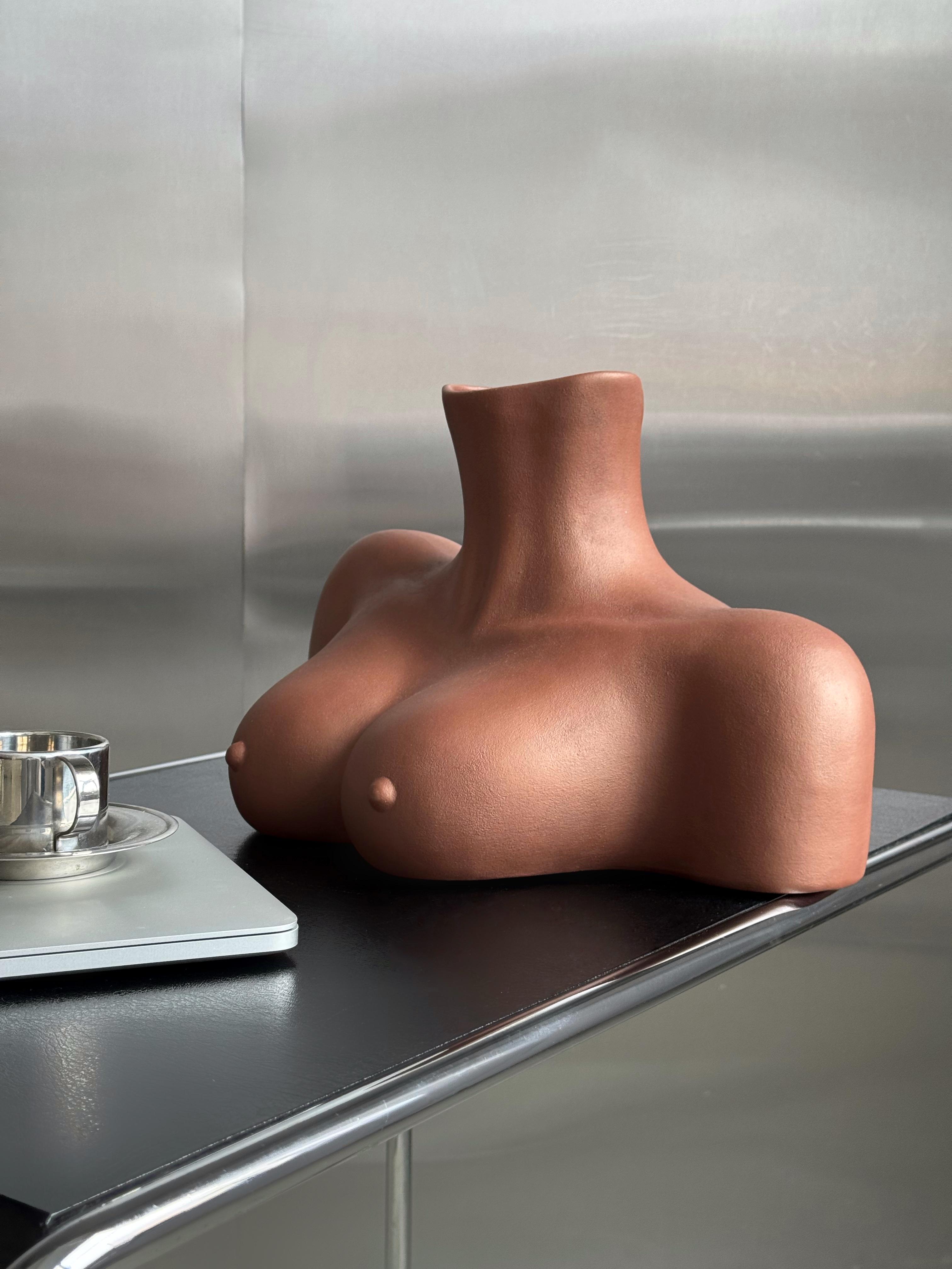 Ваза для квітів у формі жіночих грудей Монро 39х23 см Шоколадний - фото 7 Ваза для квітів у формі жіночих грудей Монро 39х23 см Шоколадний - фото 7