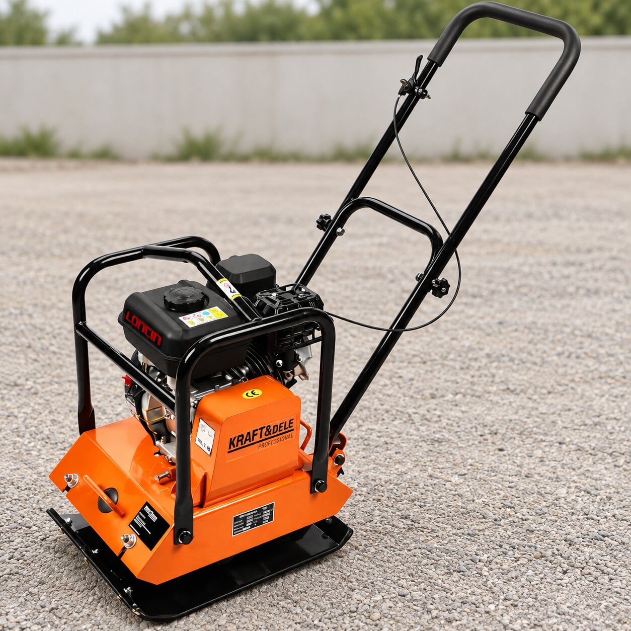 Виброплита бензиновая LONCIN 7HP KD1196 5 кН 28 см 4-тактная с колесами и резиновым ковриком Виброплита бензиновая LONCIN 7HP KD1196 5 кН 28 см 4-тактная с колесами и резиновым ковриком