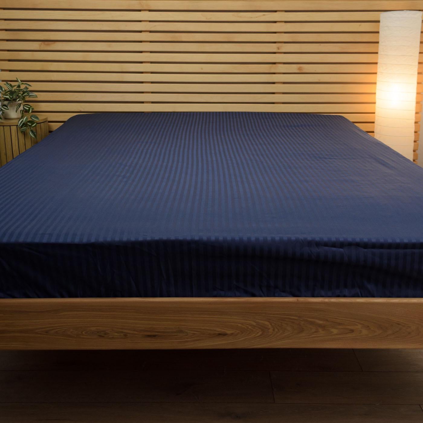 Простынь на резинке двуспальная страйп-сатин хлопок 125 г/м2 180х200х30 см Темно-синий (chn-pnr-180-30-dblue)