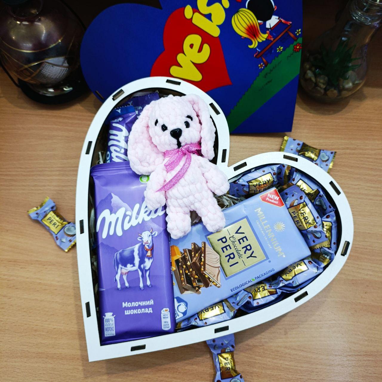 Подарочный бокс сердце с принтом Love is... (ar163)