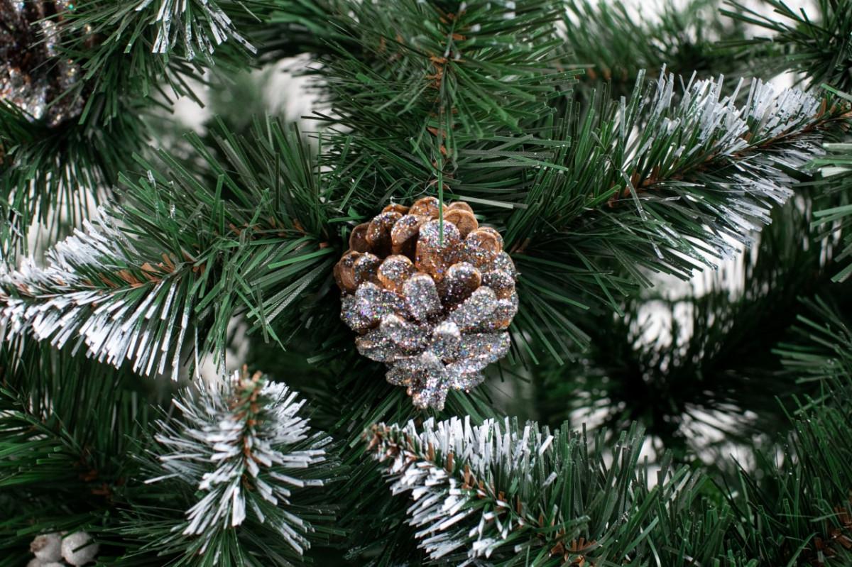 Елка с белыми кончиками серебристой калиной и шишками 2,2 м - фото 3 Елка с белыми кончиками серебристой калиной и шишками 2,2 м - фото 3