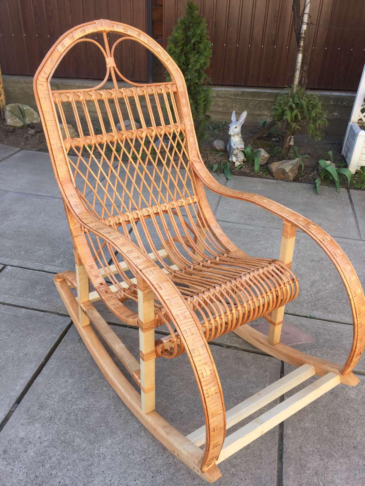 Кресла-качалки из дерева.