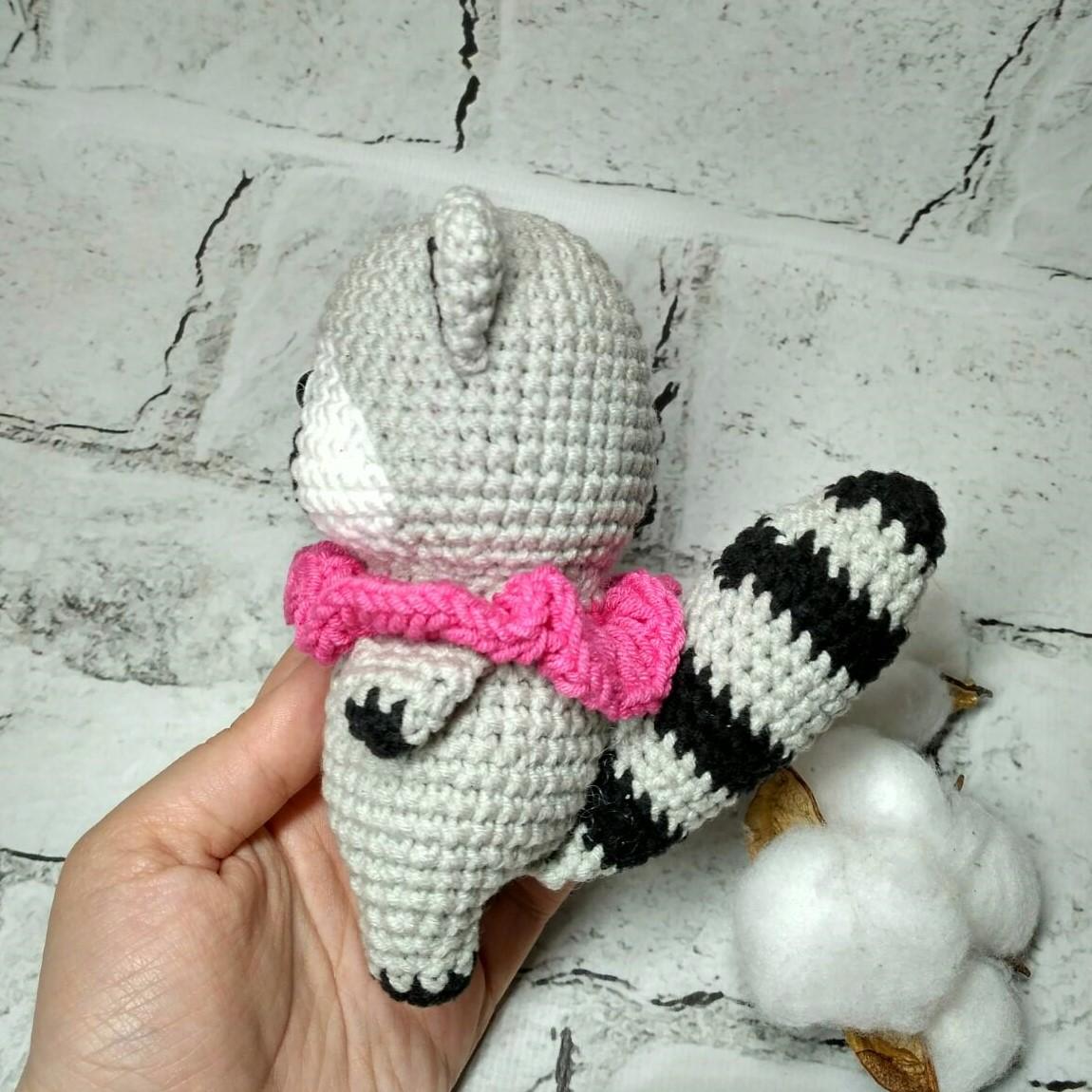 М'яка в'язана іграшка ручної роботи Єнот 14 см Сірий (202-80-2) - фото 3 М'яка в'язана іграшка ручної роботи Єнот 14 см Сірий (202-80-2) - фото 3