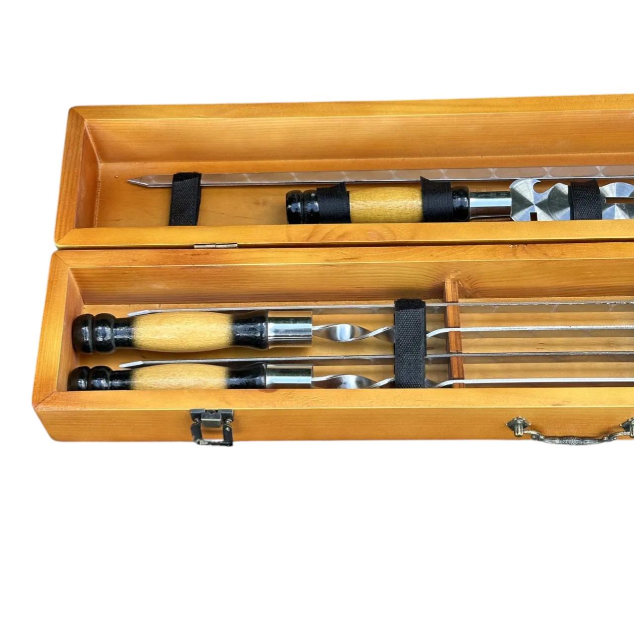 Подарунковий набір шампурів Mzavod ШашлиКейс із нержавіючої сталі в дерев’яному кейсі 720x120x130 мм (136-17-1190110000805) - фото 3 Подарунковий набір шампурів Mzavod ШашлиКейс із нержавіючої сталі в дерев’яному кейсі 720x120x130 мм (136-17-1190110000805) - фото 3