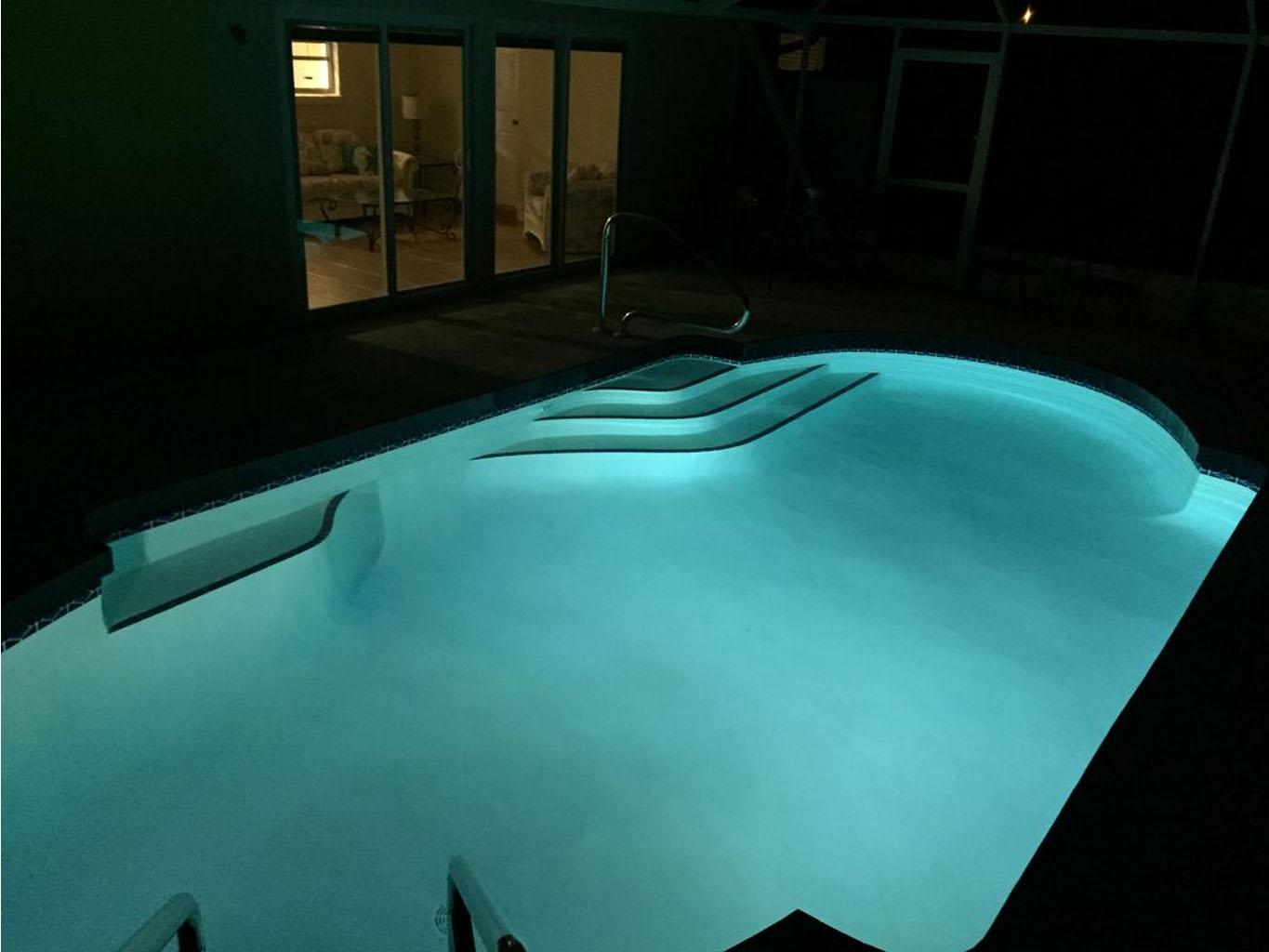 Комплект красок Altey Pool люминесцентных для бассейна с базой грунтовкой 0,5 кг с голубым свечением - фото 6 Комплект красок Altey Pool люминесцентных для бассейна с базой грунтовкой 0,5 кг с голубым свечением - фото 6