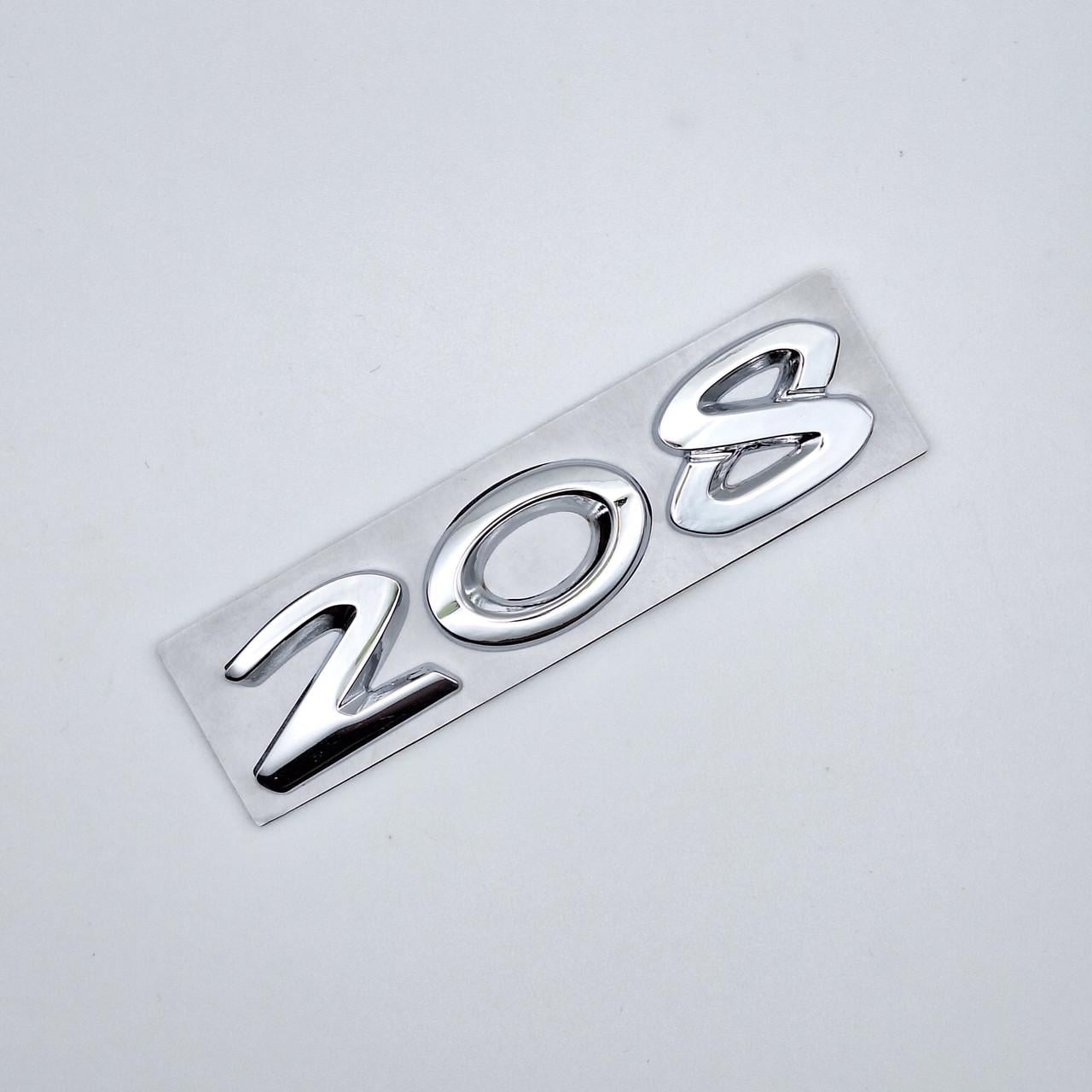 Эмблема надпись 208 Peugeot металл 10х2,3 см Хром глянцевый (1960829976)