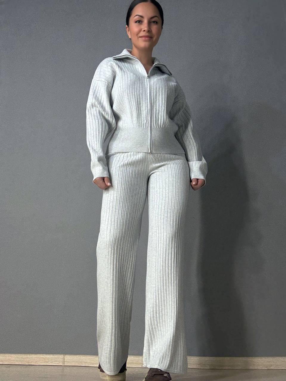 Костюм женский Joy One 376 вязаный в рубчик с кофтой на молнии и брюками палаццо OS Серый (5597) - фото 1 Костюм женский Joy One 376 вязаный в рубчик с кофтой на молнии и брюками палаццо OS Серый (5597) - фото 1