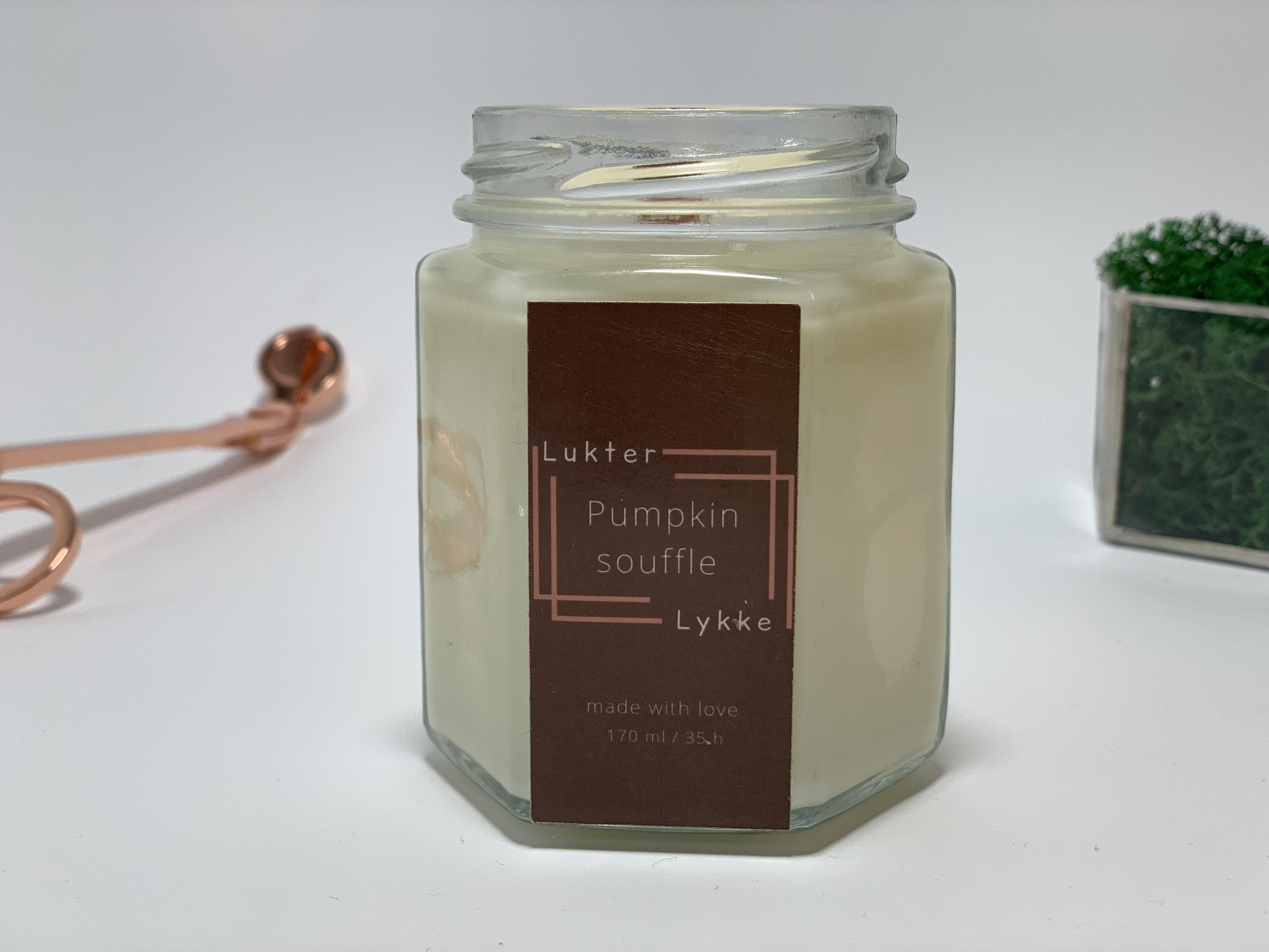 Ароматична свічка із соєвого воску в баночці з кришкою Pumpkin souffle Lukter Lykke 170 мл