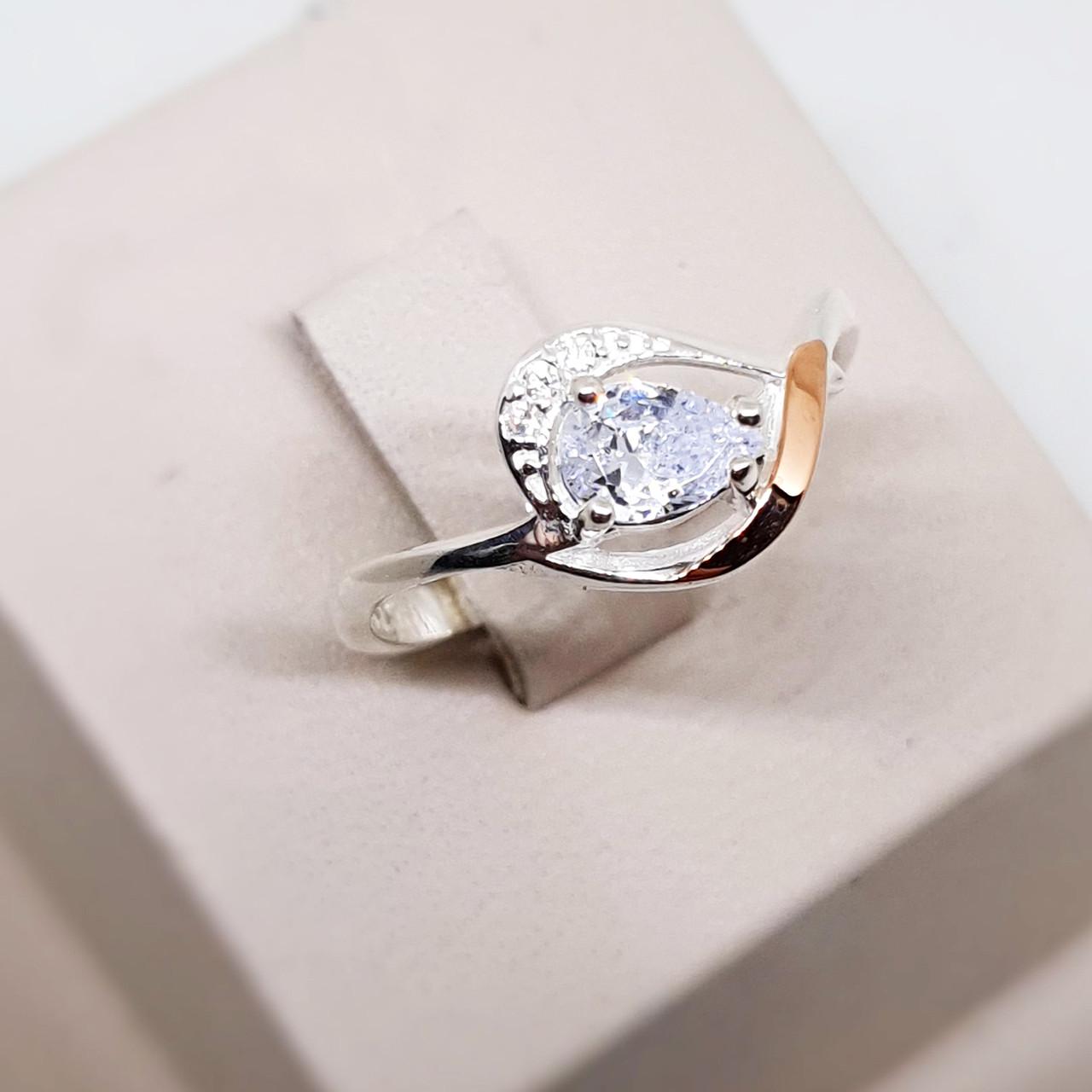 Кольцо серебряное с кубическим цирконием и золотыми пластинами р. 19 2,62 г (1561771790)