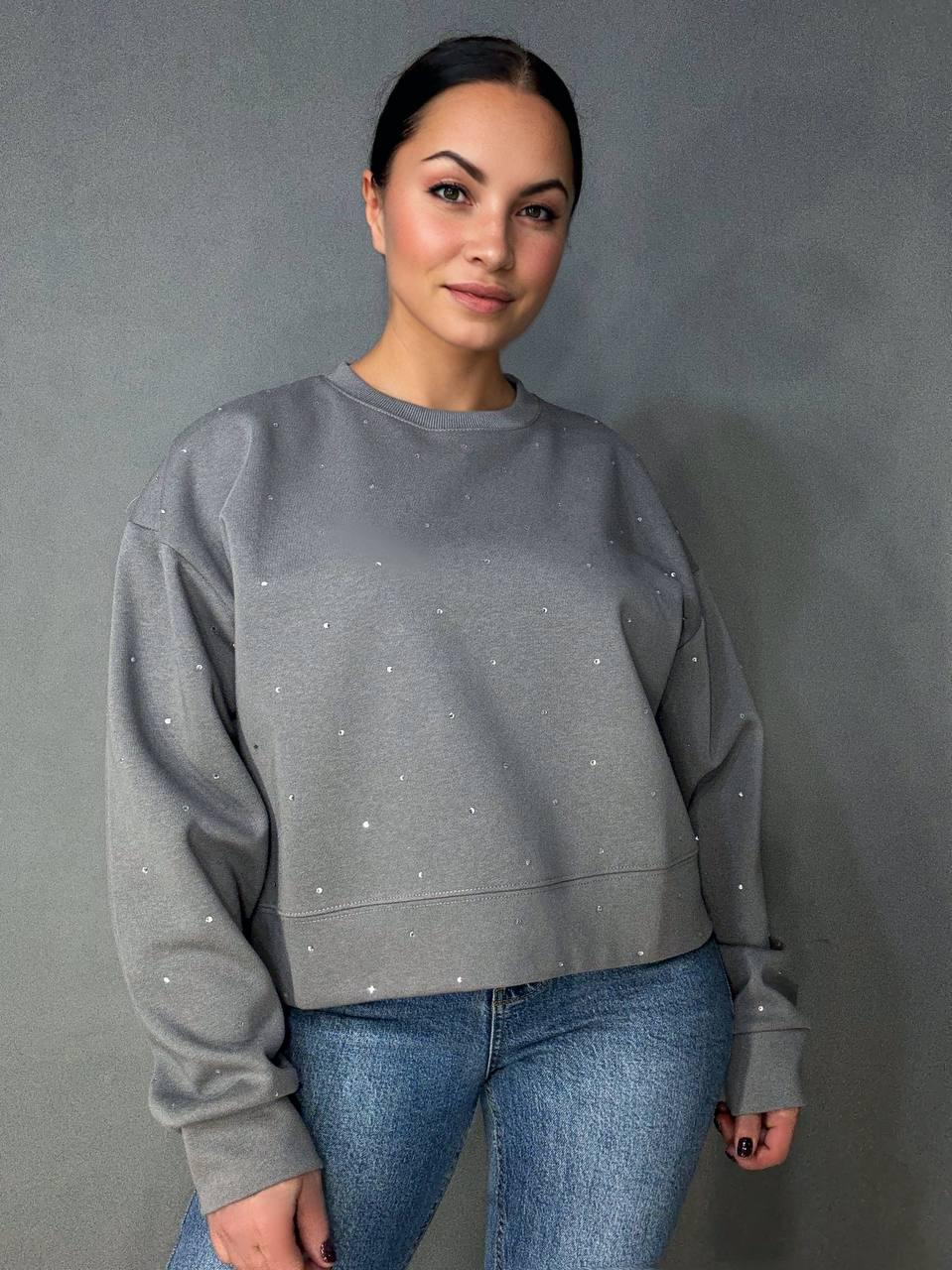 Свитшот женский W 2950 широкая россыпь камней OS Серый (2482) Свитшот женский W 2950 широкая россыпь камней OS Серый (2482)