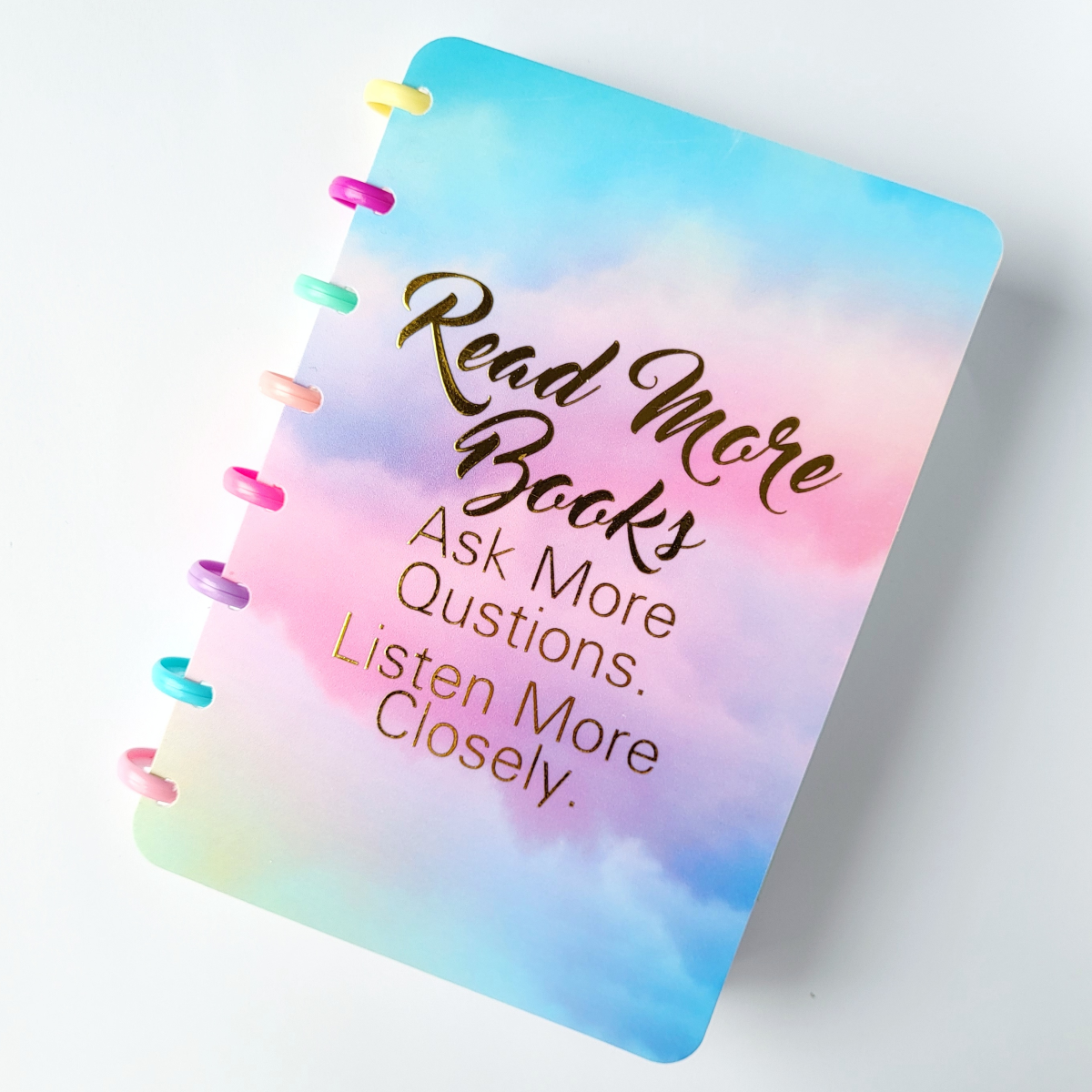 Блокнот А5 на пластиковой спирали с обложкой в клетку с надписью "Read More Books" 96 листов (260)