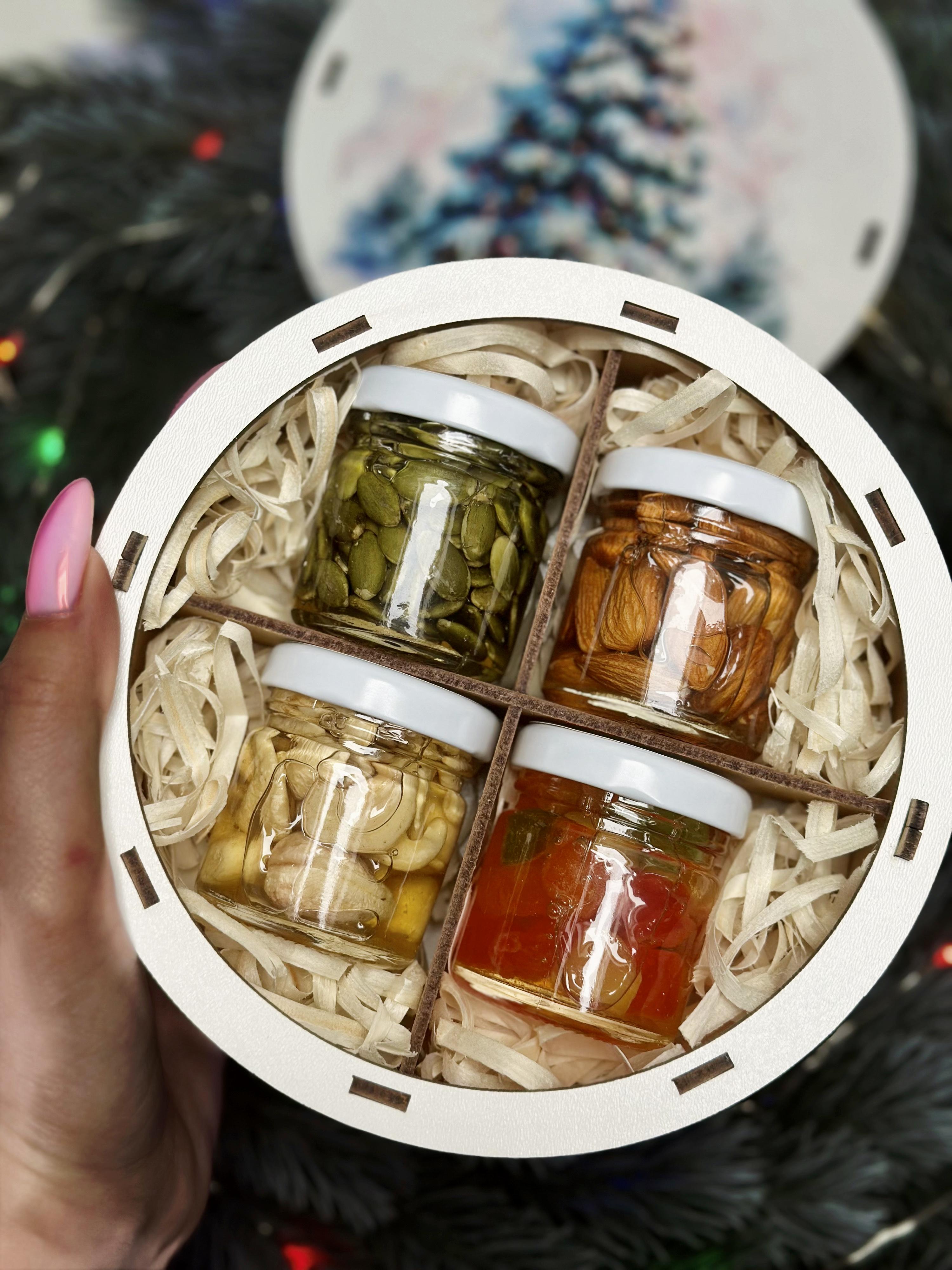 Подарунковий набір у дерев'яній коробочці до Нового року горішки в меді акації 4 баночки по 50 г - фото 3 Подарунковий набір у дерев'яній коробочці до Нового року горішки в меді акації 4 баночки по 50 г - фото 3