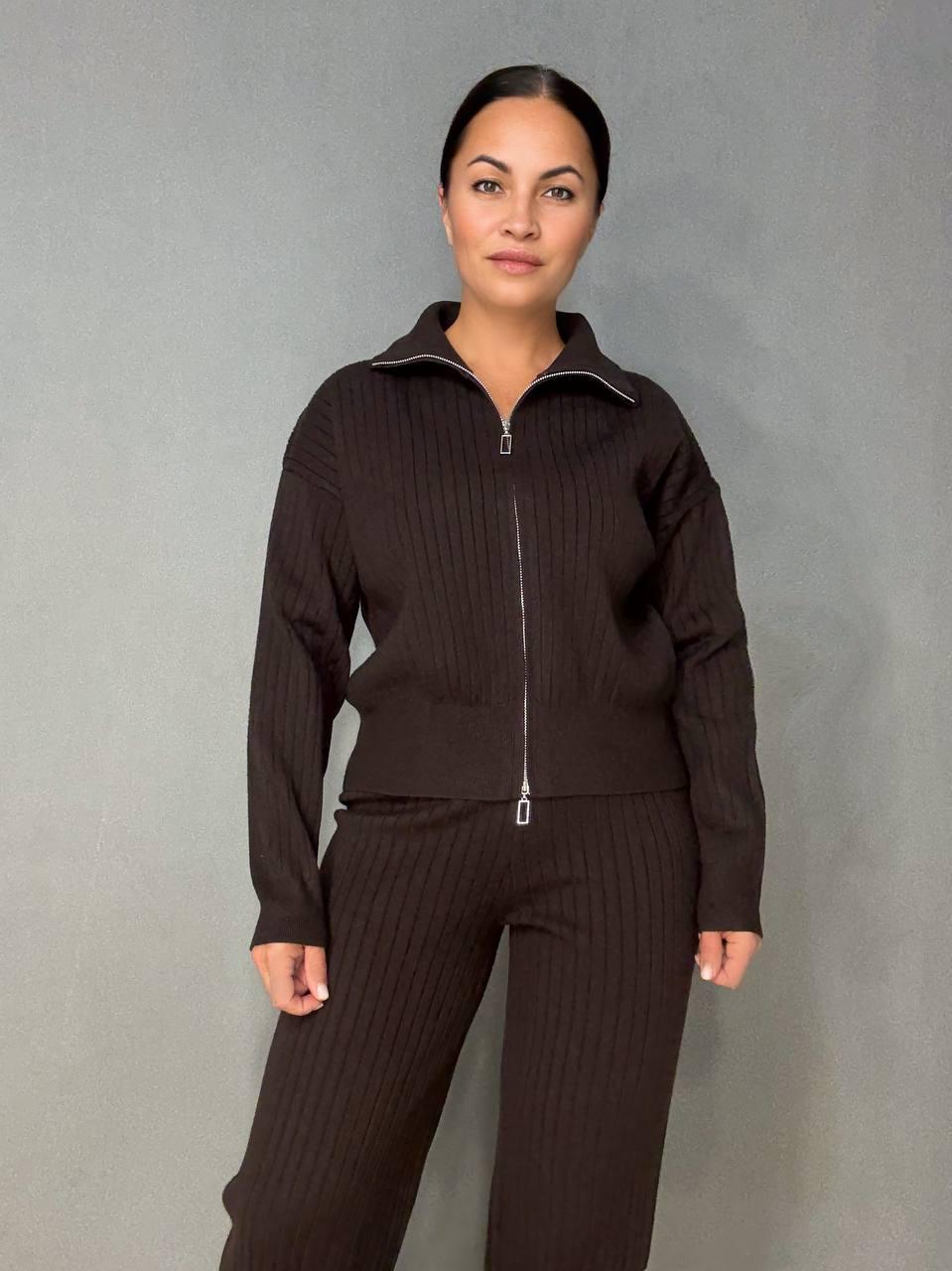 Костюм женский Joy One 376 вязаный в рубчик с кофтой на молнии и брюками палаццо OS Коричневый (5600) - фото 3 Костюм женский Joy One 376 вязаный в рубчик с кофтой на молнии и брюками палаццо OS Коричневый (5600) - фото 3
