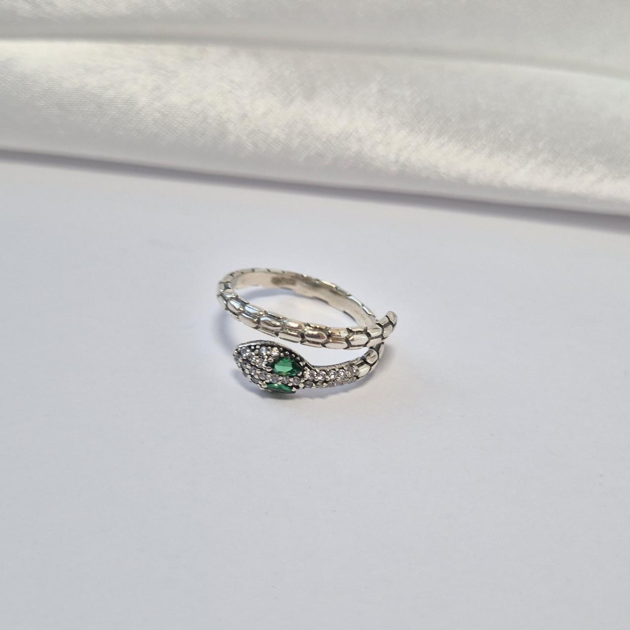 Кольцо змея с зелеными глазами серебро 925 пробы черненное 2,75 г р. 18 (545/3)