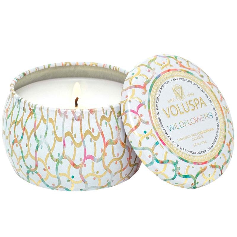 Свеча ароматическая Voluspa Maison Blanc Wildflowers 113 г металлическая шкатулка (111004536)