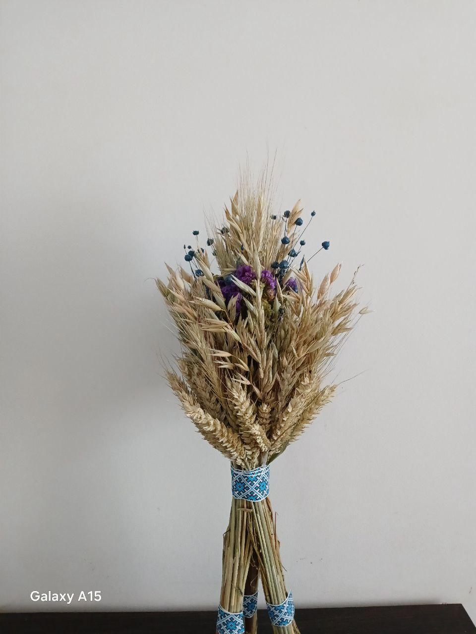 Дидух рождественский из колосья пшеницы/льна и овса на трех ножках 40-45 см с лентой вышиванкой Синий (2822589474) - фото 4 Дидух рождественский из колосья пшеницы/льна и овса на трех ножках 40-45 см с лентой вышиванкой Синий (2822589474) - фото 4