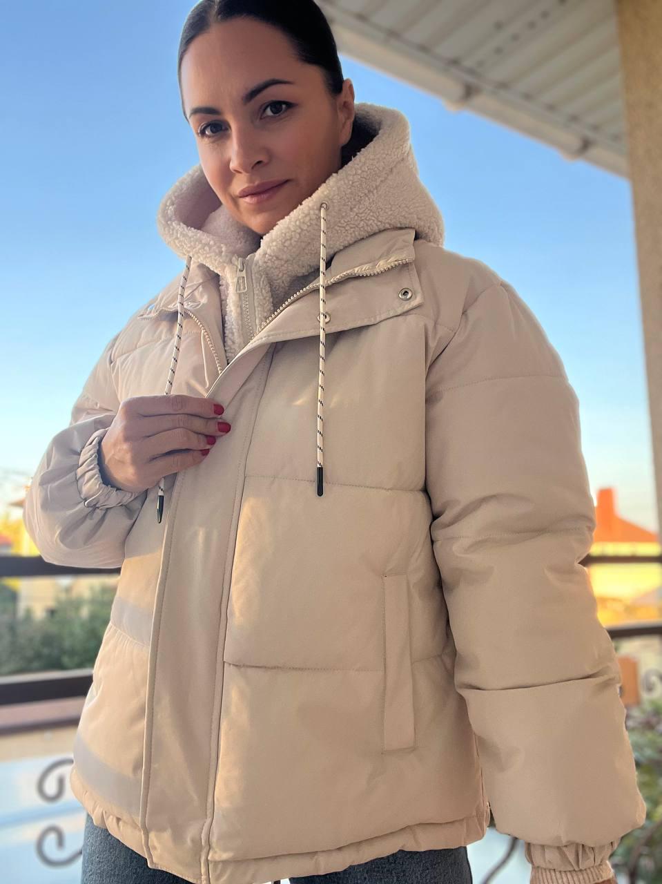 Куртка женская Lady Yep 8096 оверсайз с капюшоном и мехом тедди р. 44 Бежевый (3003) - фото 3 Куртка женская Lady Yep 8096 оверсайз с капюшоном и мехом тедди р. 44 Бежевый (3003) - фото 3