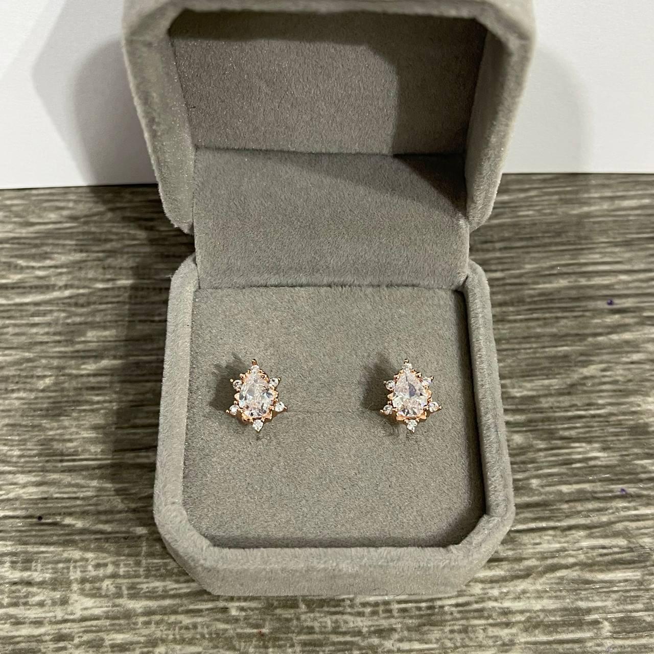 Серьги пусеты Xuping Jewelry миниатюрные капли медзолото и цирконы в бархатной коробочке (82523051)