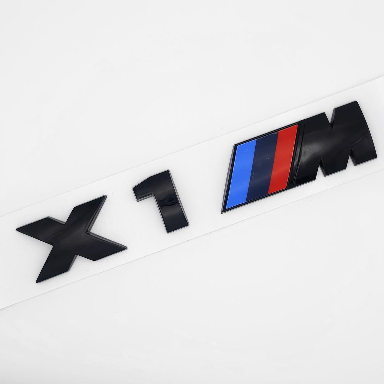 Эмблема надпись X1 M BMW 16х2,7 см ABS Черный глянцевый (3038087640)