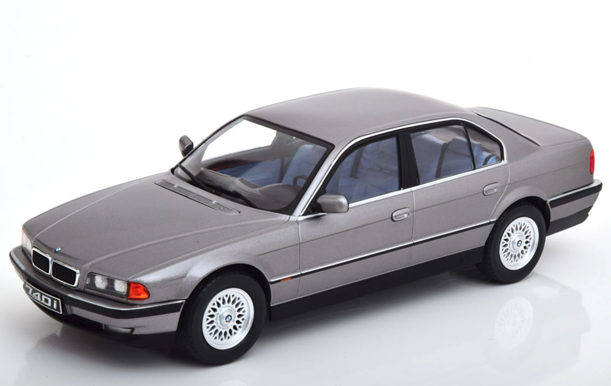 Модель автомобіля KK-Scale 1:18 BMW 740i E38 Grey (KKDC180363)