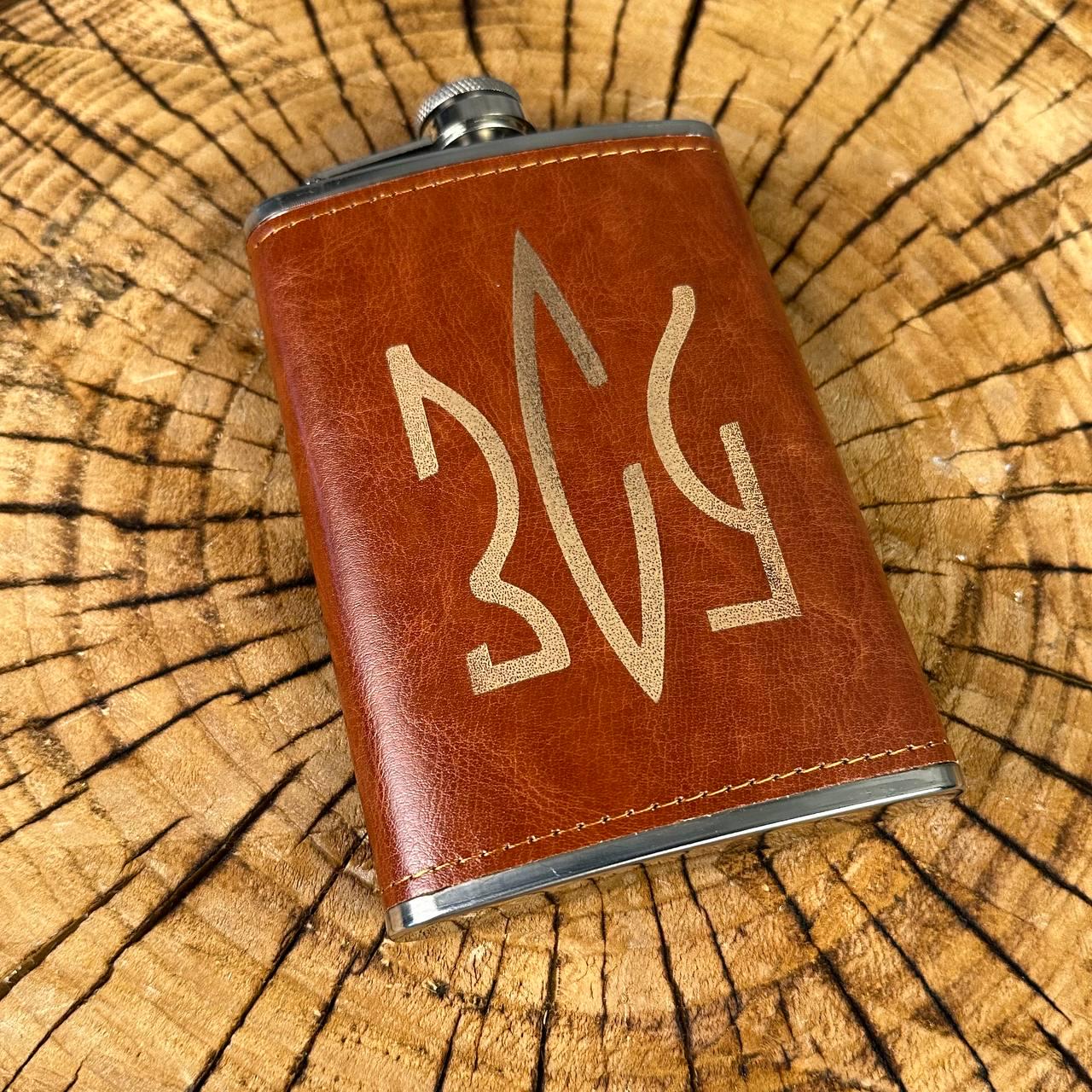 Набір фляга для алкоголю і 4 чарки в подарунковій коробці з гравіюванням ЗСУ - фото 5 Набір фляга для алкоголю і 4 чарки в подарунковій коробці з гравіюванням ЗСУ - фото 5