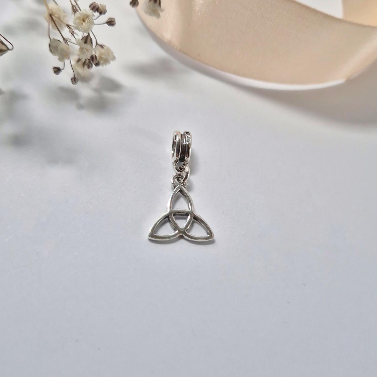 Шарм Трикветр без камней серебро 925 пробы 1,60 г (985ч)